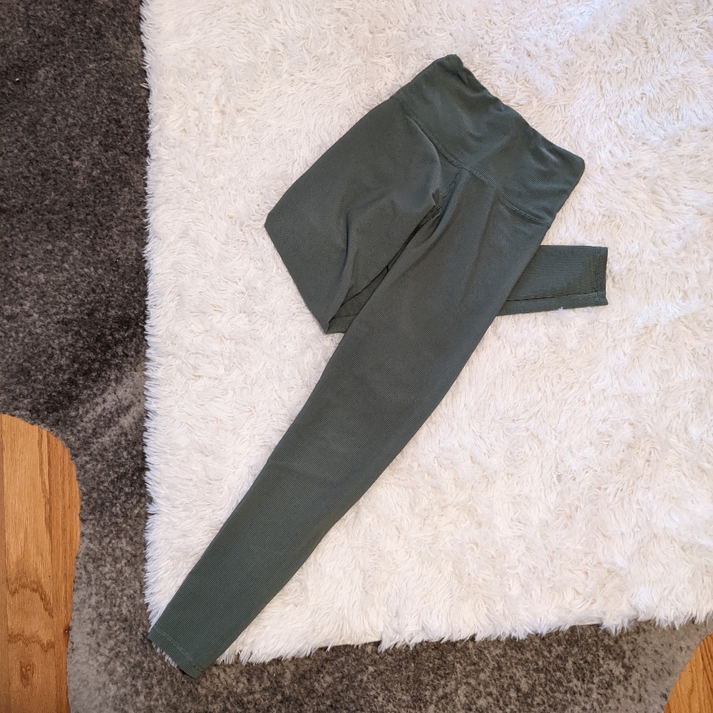 [STRUT THIS] Ribbed leggings